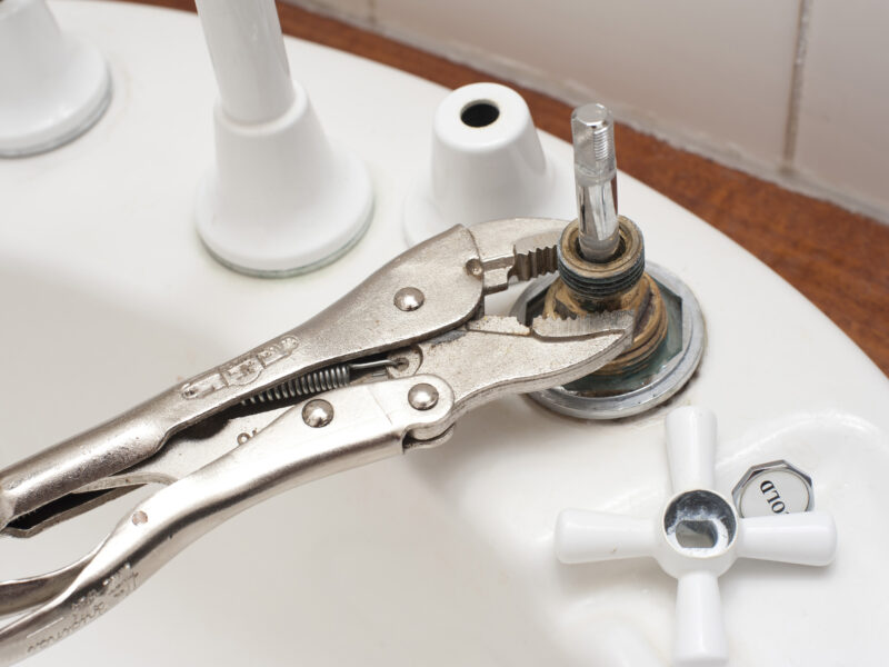 Plumbing Predicaments? How to Choose the Right Plumber for Your Home or Business